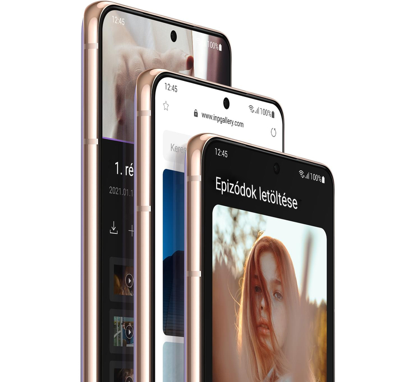 Három Fantomlila színű Galaxy S21 Plus 5G telefon elölről nézve, ferdén, egymásnak támasztva. Az egyik telefon letöltött epizódokat mutat a képernyőn, a másik az internetes felületet, egy pedig egy videoszerkesztő felületet.